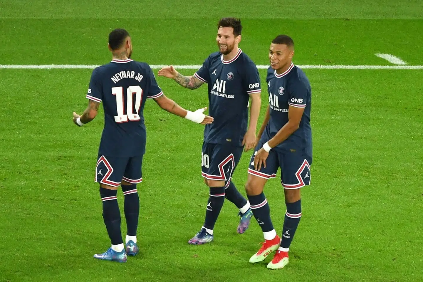 Neymar (tv.), Lionel Messi (i midten) og Kylian Mbappé udgør på papiret en vild angrebstrio.