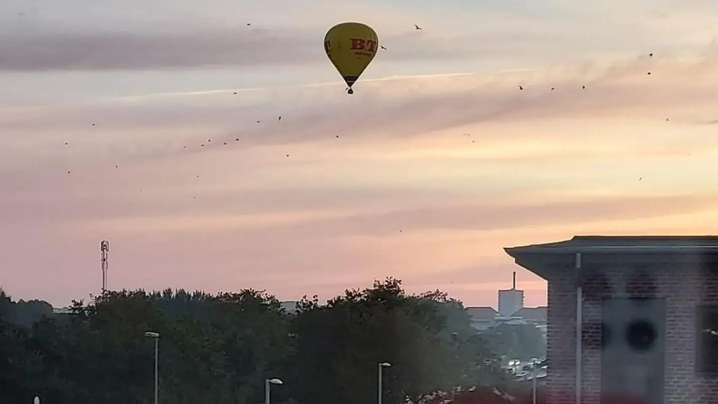 Jonna Kristensen fangede torsdag den gule luftballon på kamera gennem vinduet i sin lejlighed på Annebergvej i Aalborg.