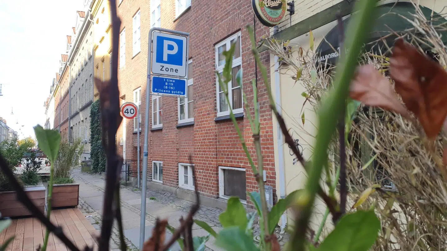 Terrassen på Helgolandsgade optager to parkeringspladser.