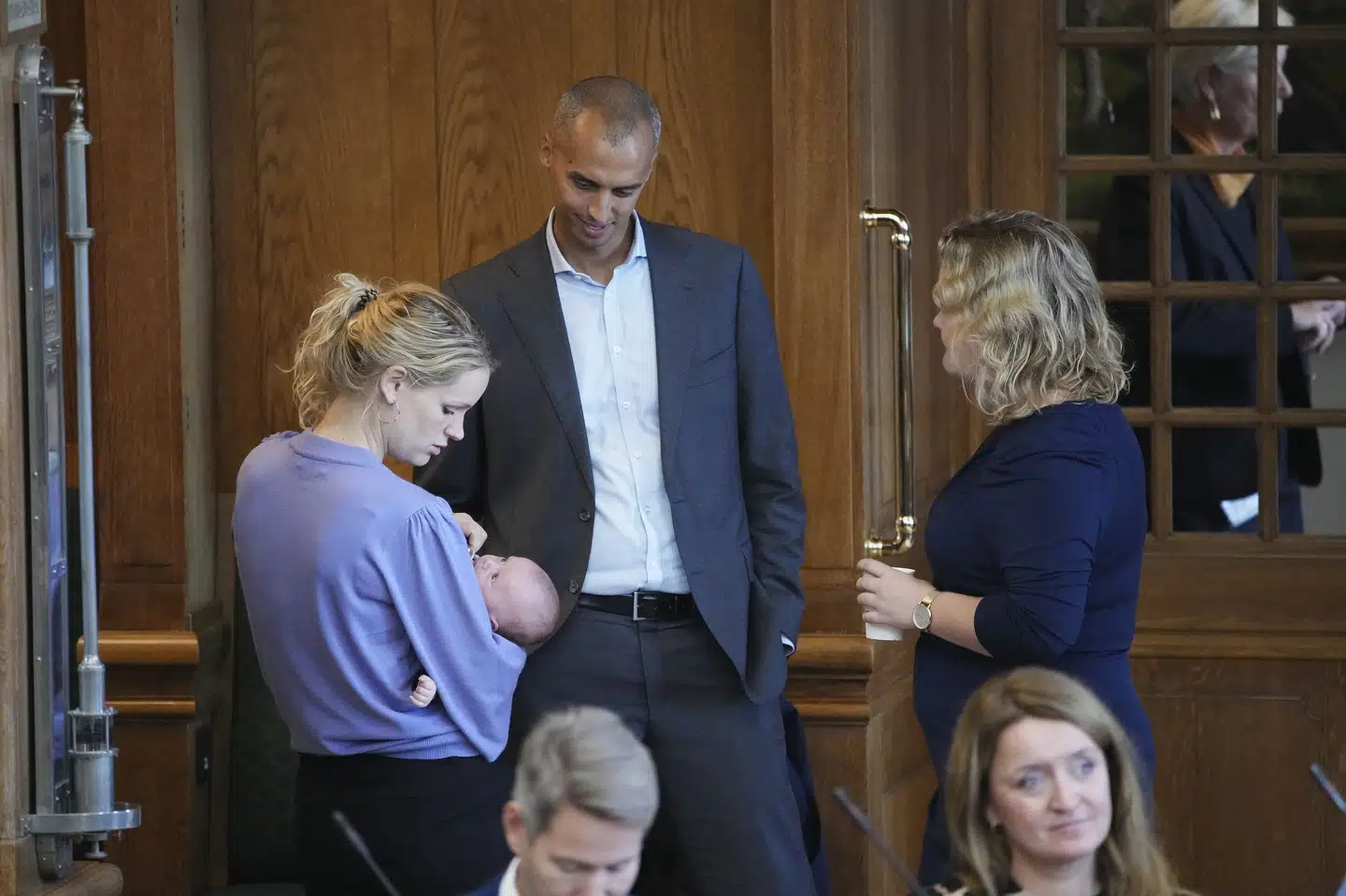 Pernille Skipper fik sig blandt andet en snak med udlændinge- og integrationsminister Mattias Tesfaye (S), da hun blev bedt om at gå ud af Folketingssalen med sin baby. Martin Sylvest/Ritzau Scanpix