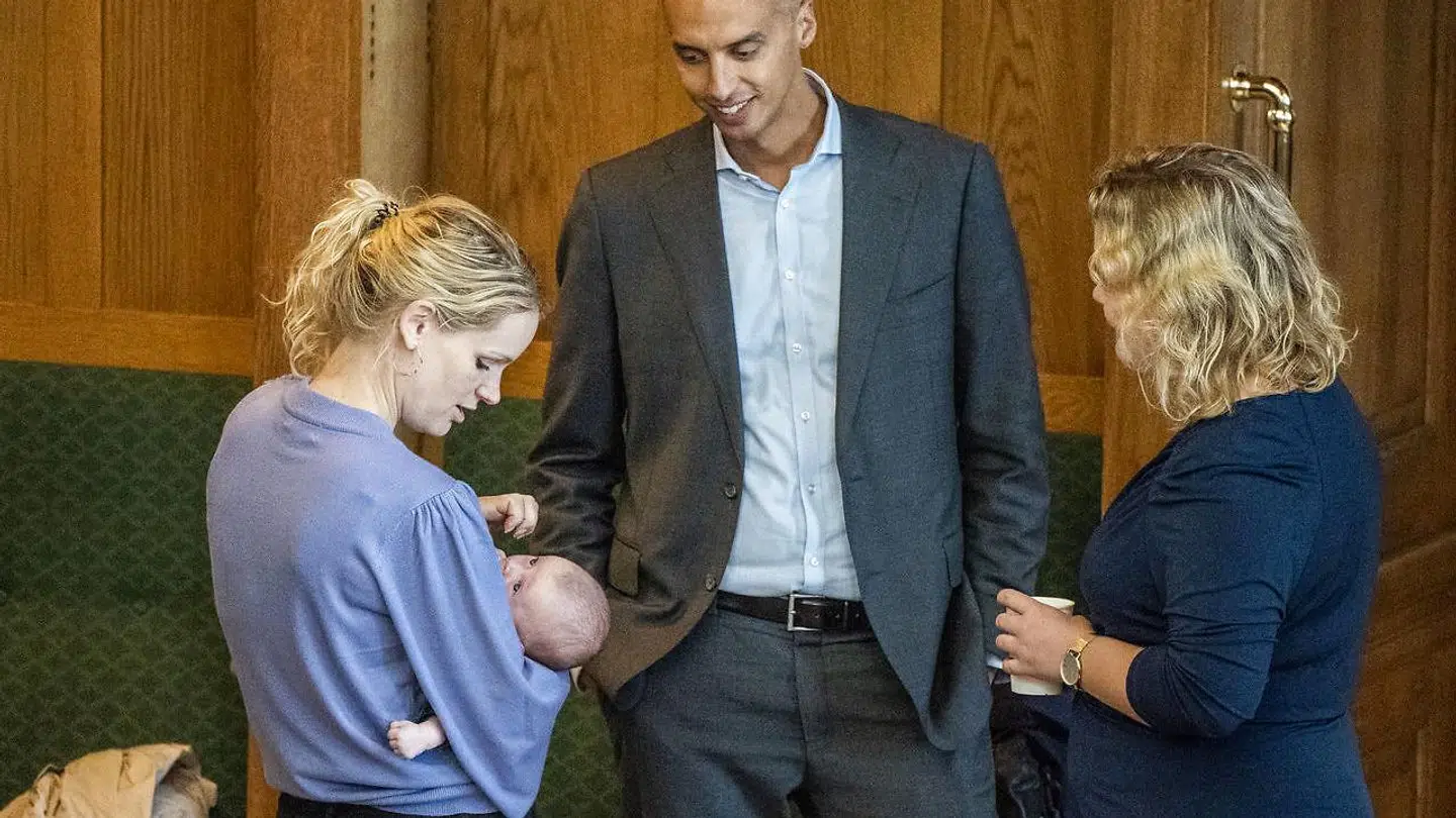 Folketingets åbningsdebat. Pernille Skipper med sin baby.