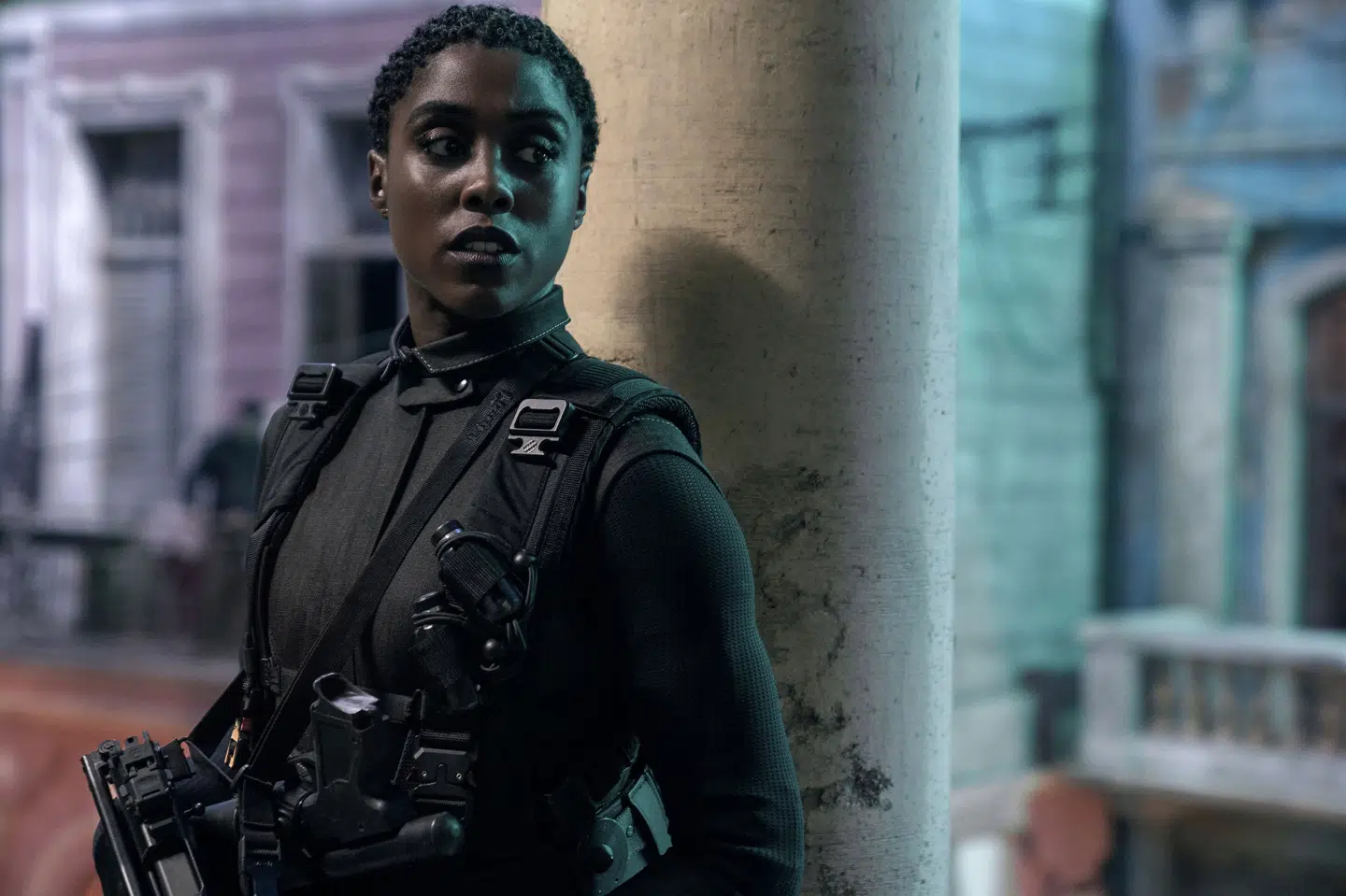 Lashana Lynch spiller Nomi, som overtager agent 007-titlen i No Time to Die. Men det har nu ikke været nogen livslang drøm for hende. - Der er meget, jeg forsøger at manifestere i min karriere, men at blive en 00-agent var så ikke lige en af dem. Det er kommet meget bag på mig. Men hvilken vidunderlig overraskelse, siger Lashana Lynch med et grin. Nicola Dove/Ritzau Scanpix