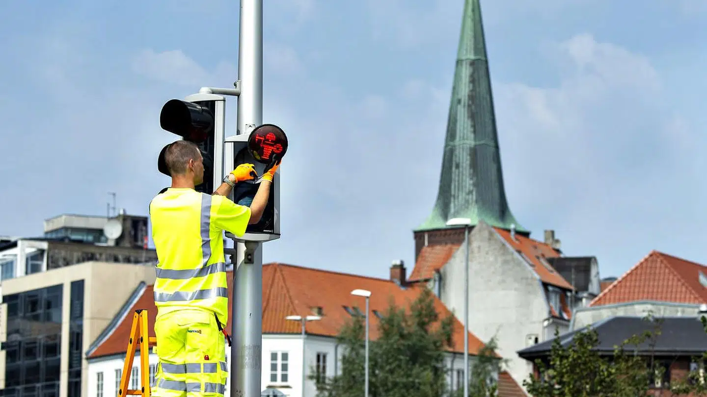 En tekniker udskifter et af mange fodgængersignaler til vikinger i Aarhus mandag 26. august 2019. De røde og grønne vikinger skal symbolisere Aarhus's særlige vikingehistorie.