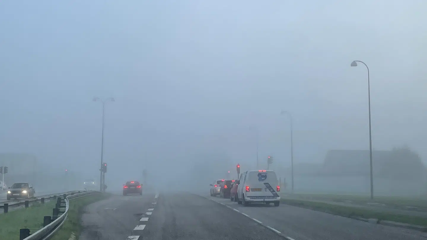 Tæt tåge ligger torsdag morgen over store dele af landet. Det har resulteret i mange uheld på vejene.