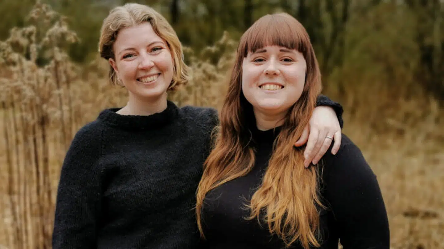 Emma Mai Petersen (venstre) og Kristine Sofie Høj (højre) står bag Nordens første LBGT+-boghandler og café Buens Bogcafé.