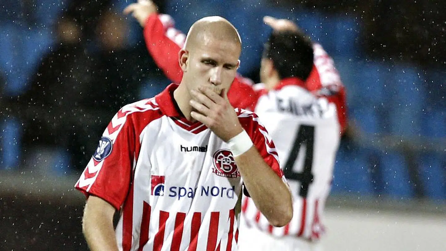 »Helte skabes gennem deres handlinger«. Mattias Lindström blev med ét en af de helt store AaBere i fansenes bevidsthed, da han i 2012, flere år efter han forlod klubben, takkede nej til et millionstort tilgodegavende i feriepenge.