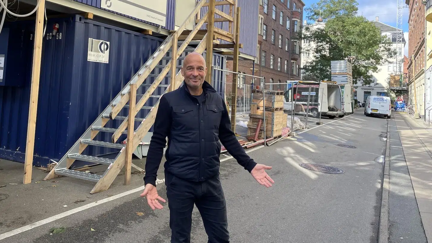 Her ses 13 pladser, der er optaget af containere og indhegning og som forhindrer parkeringsmuligheder. Foto: Privat