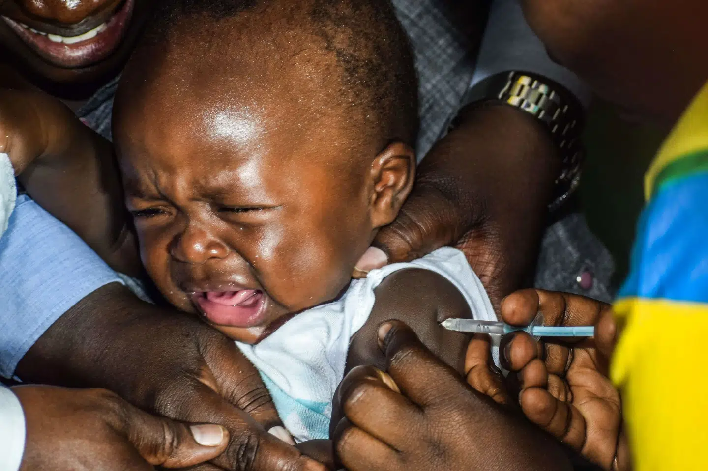 Et barn i Kenya får en vaccination mod malaria under et pilotprojekt i Kenya, der blev sat i gang i 2019. Ud over Kenya er vaccinen også blevet givet til hundredtusinder af børn i to andre lande - Ghana og Malawi. Onsdag går WHO ud med en anbefaling af, at vaccinen - der er verdens først mod malaria - gives til børn i Afrika. (Arkivfoto) Brian Ogoro/Ritzau Scanpix