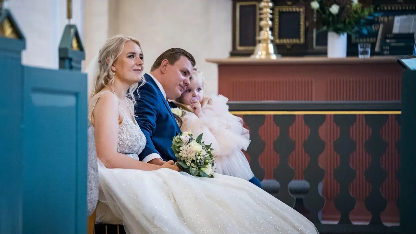 Maria og Nikolaj Skødt Bek blev viet i Mørke Kirke, hvor deres datter Solvej på halvandet år var brudepige.