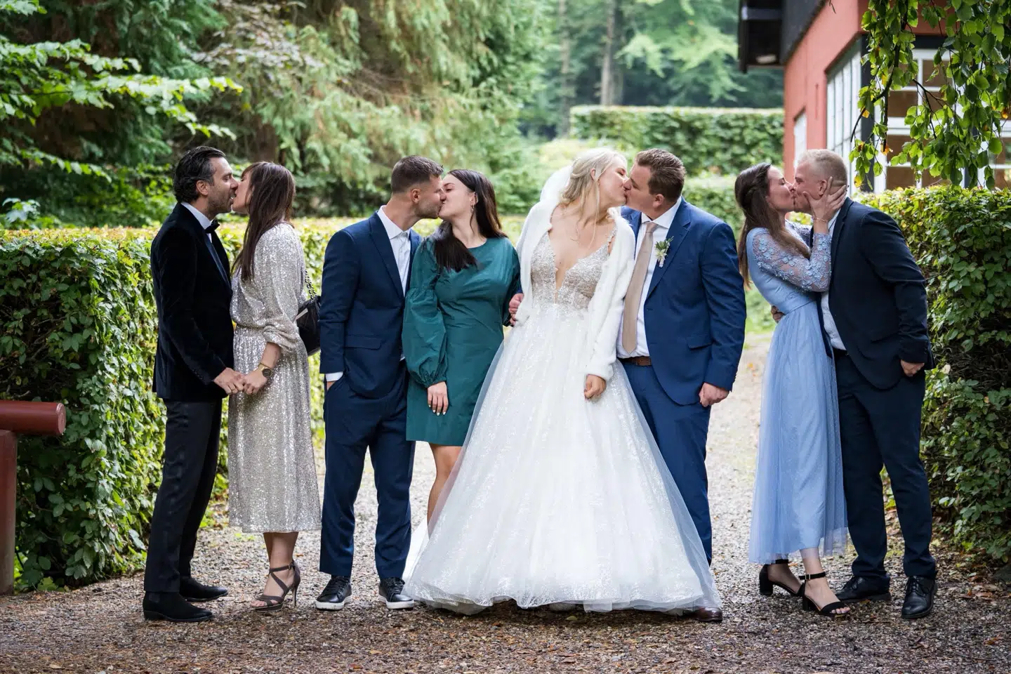 Alle 'Årgang 20'-parrene - Christian & Lisbeth, Daniel & Maria og Lena & Mads - var også til stede ved Maria & Nikolajs bryllup.