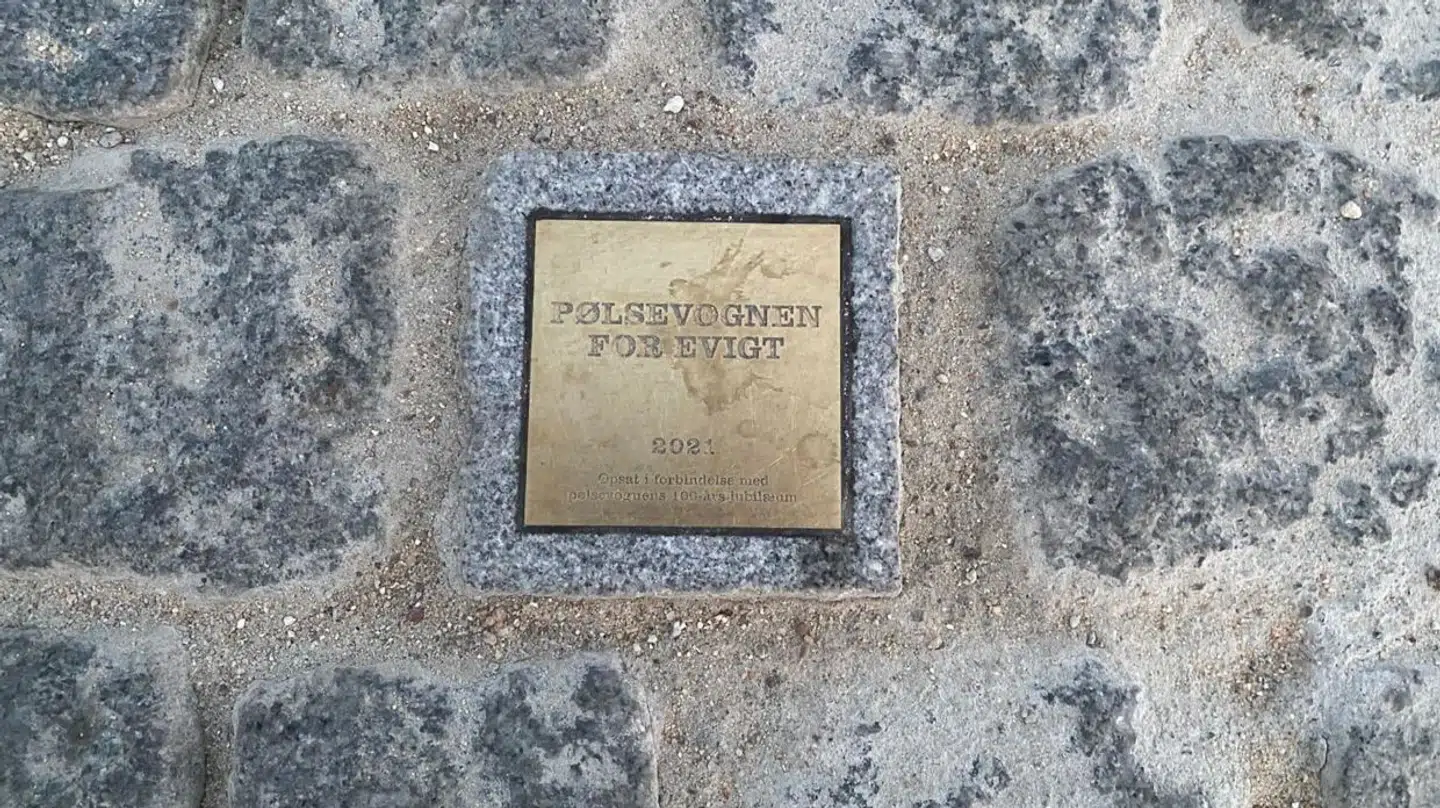 Mindepladen på Rådhuspladsen for pølsevognens jubilæum har mødt kritik for at ligne de snublesten, der markerer ofre for nazismen. Foto: Franziska Weiss Lauritzen