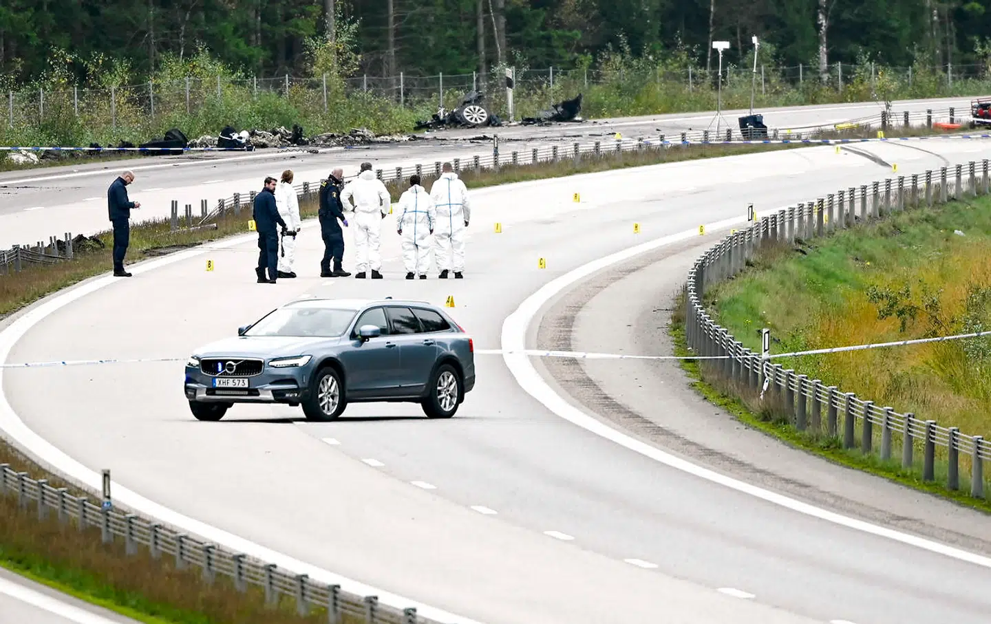 Her ses bremsesporene (øverst til jøjre) og det ødelagte trådhegn mellem vejbanerne.