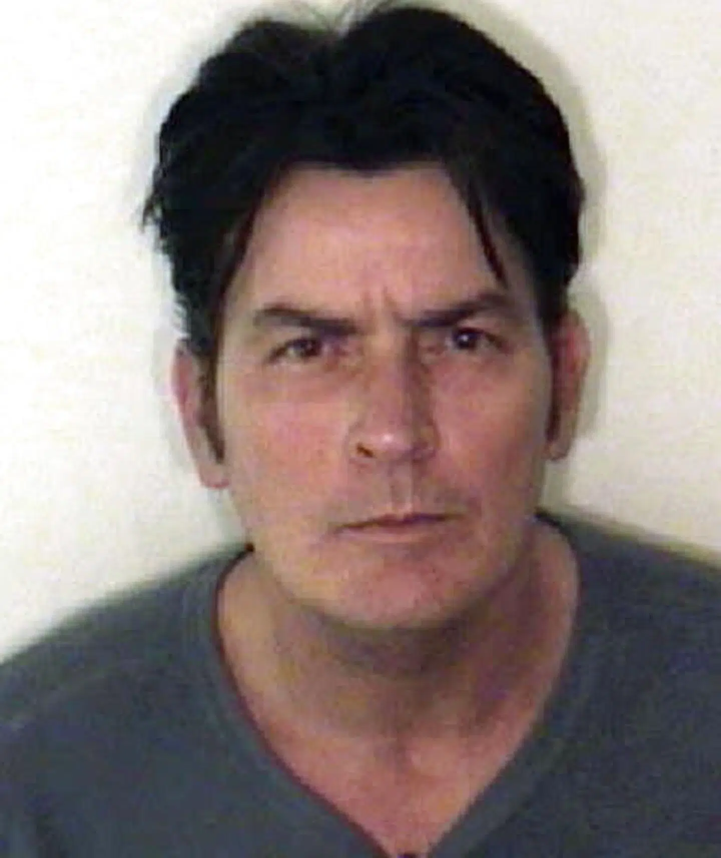 Politifoto af Charlie Sheen i forbindelse med hans anholdelse i 2009.