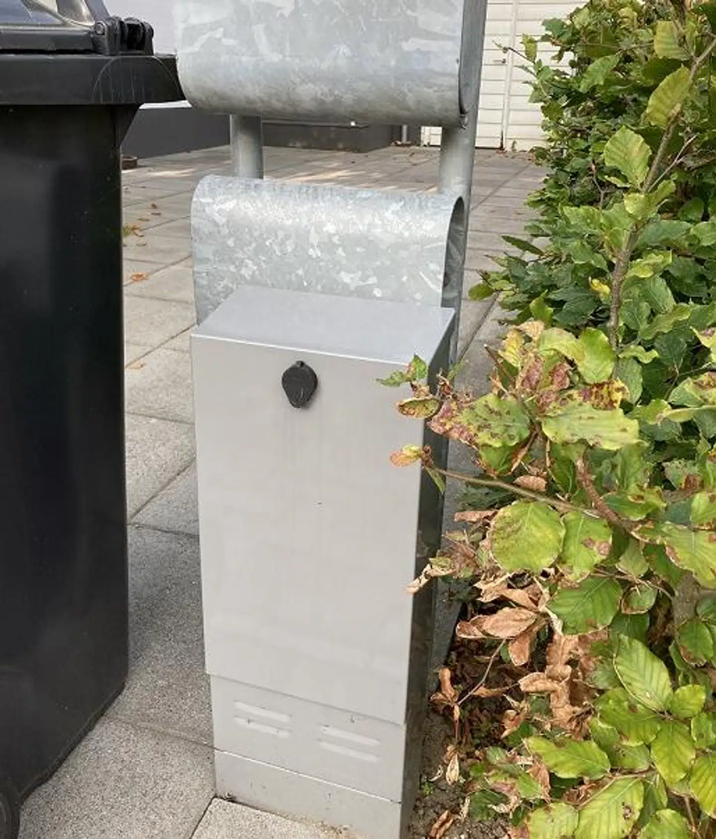 En boks fra TDC blev i efteråret sidst år placeret foran Vibeke Hindhede Jansens postkasse. Hun undrer sig over, at TDC må det, uden at have kontatket hende først.