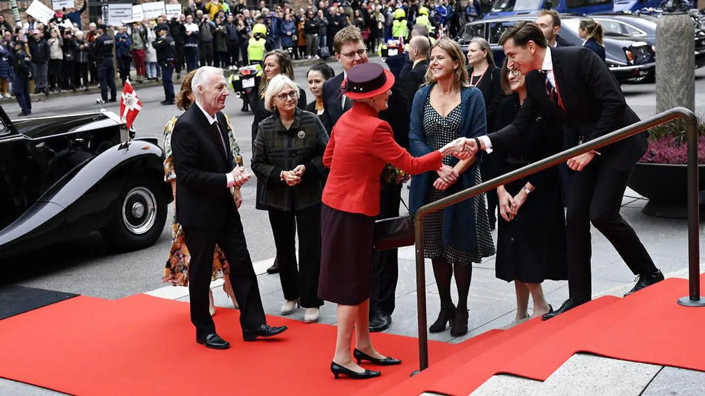 Pia Kjærsgaard var med til at modtage de kongelige ved Folketingets Åbning. Her ses hun ved Dronningens ankomst.