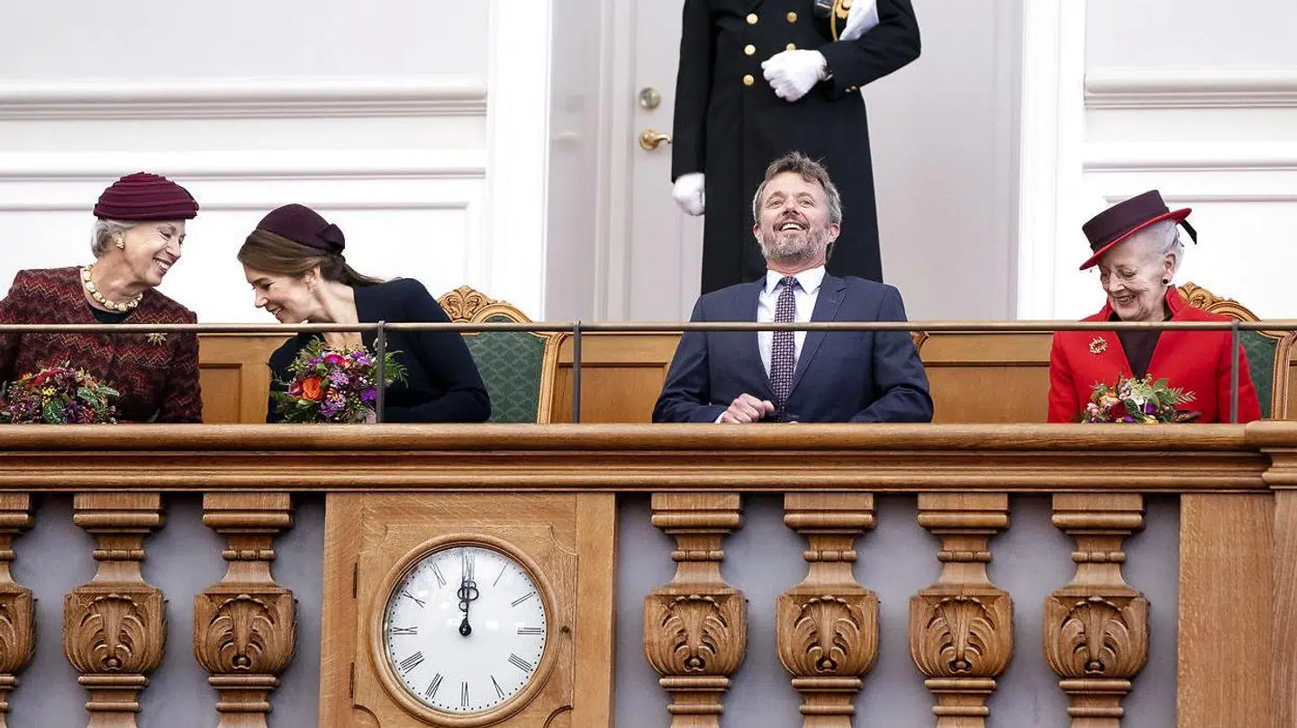Det lykkedes for Folketingets Præsidium at få hjulpet medlemmerne af den kongelige familie op i den kongelige loge, inden klokken slog 12.