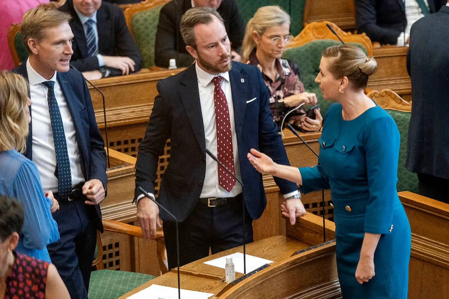 Folketingets åbning 2021. Statsminister Mette Frederiksen taler med Jakob Ellemann-Jensen og Kristian Thulesen Dahl inden åbningstalen