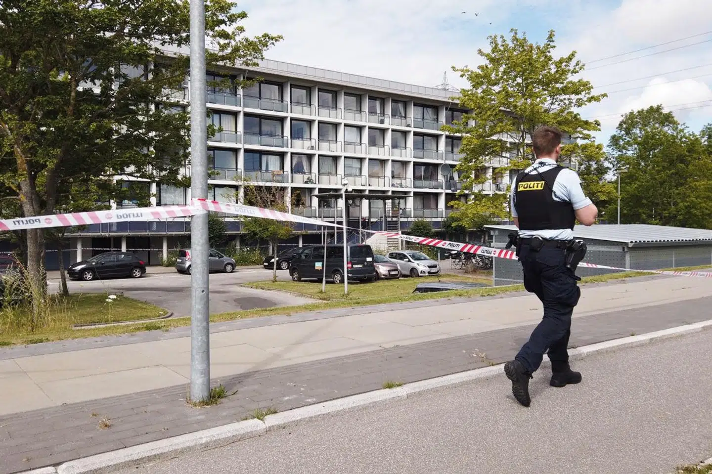 Politiet var dagen efter drabet massivt til stede i området omkring Lenesvej i det vestlige Aarhus, hvor episoden mellem de to grupperinger udspillede sig. Mikkel Berg Pedersen/Ritzau Scanpix/ Arkiv