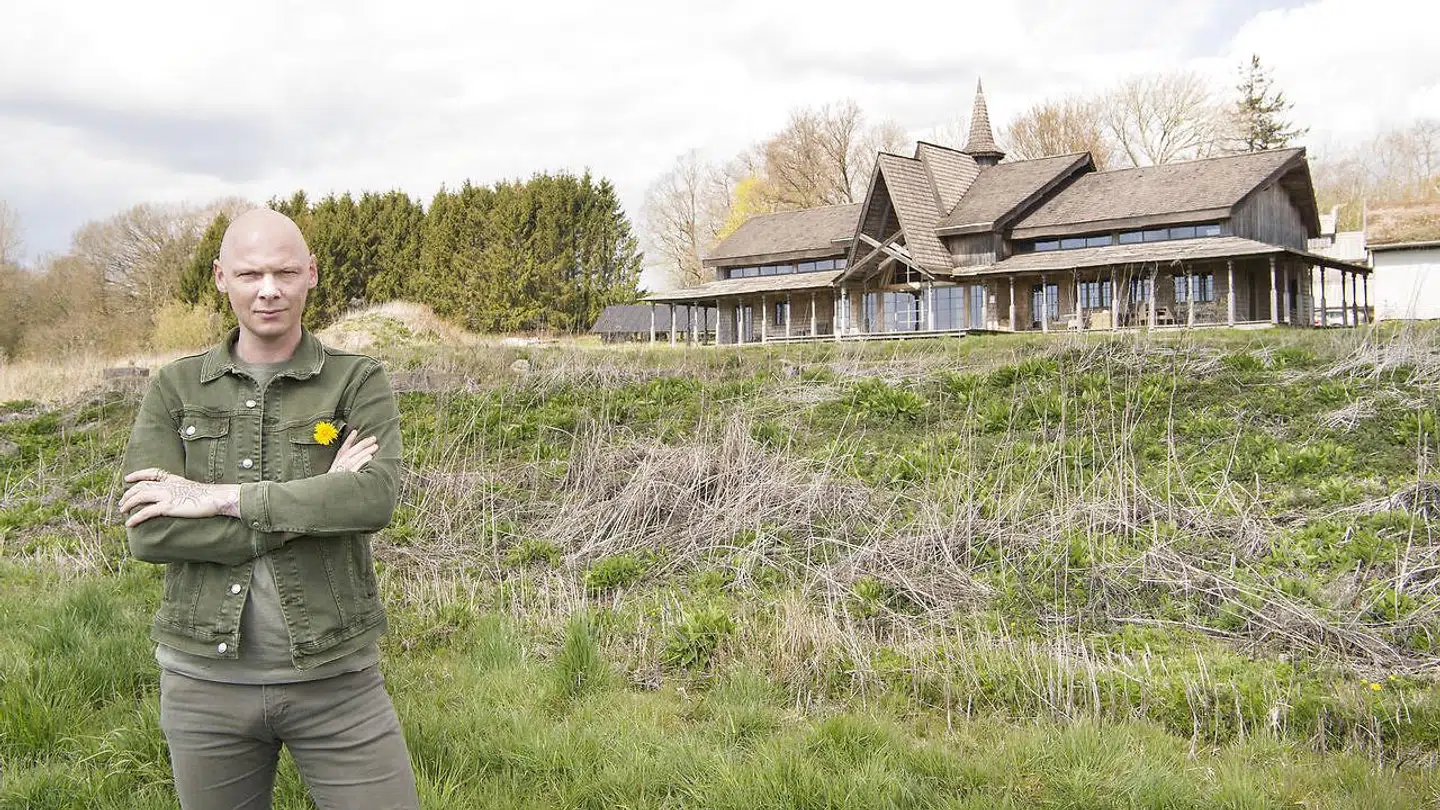 Jim Lyngvild foran sin vikingeborg, Ravnsborg.