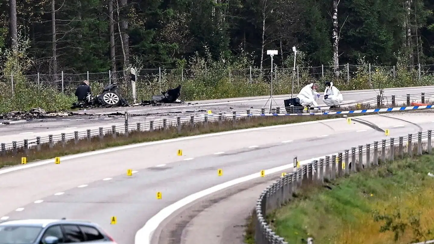 Her ses bremsesporene (øverst til højre) og resterne af personbilen i den modsatte grøft.