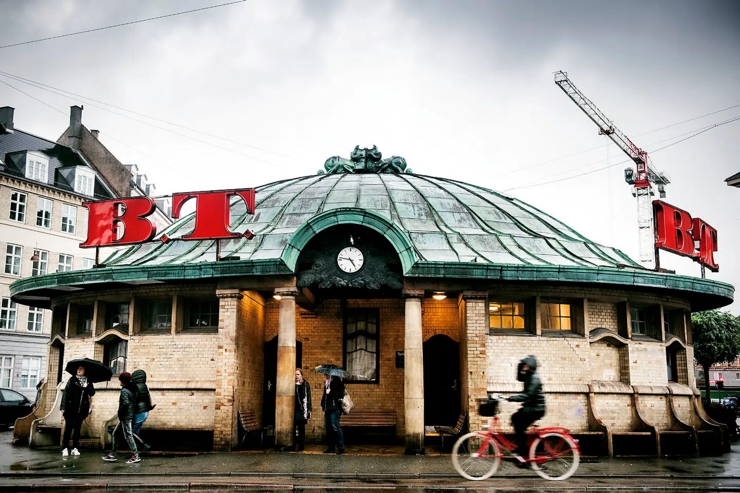 Efterårsstemning ved Trianglen, Østerbro København. Den gamle rotunde Bien på Trianglen med de fredede B.T.-reklameskilte.