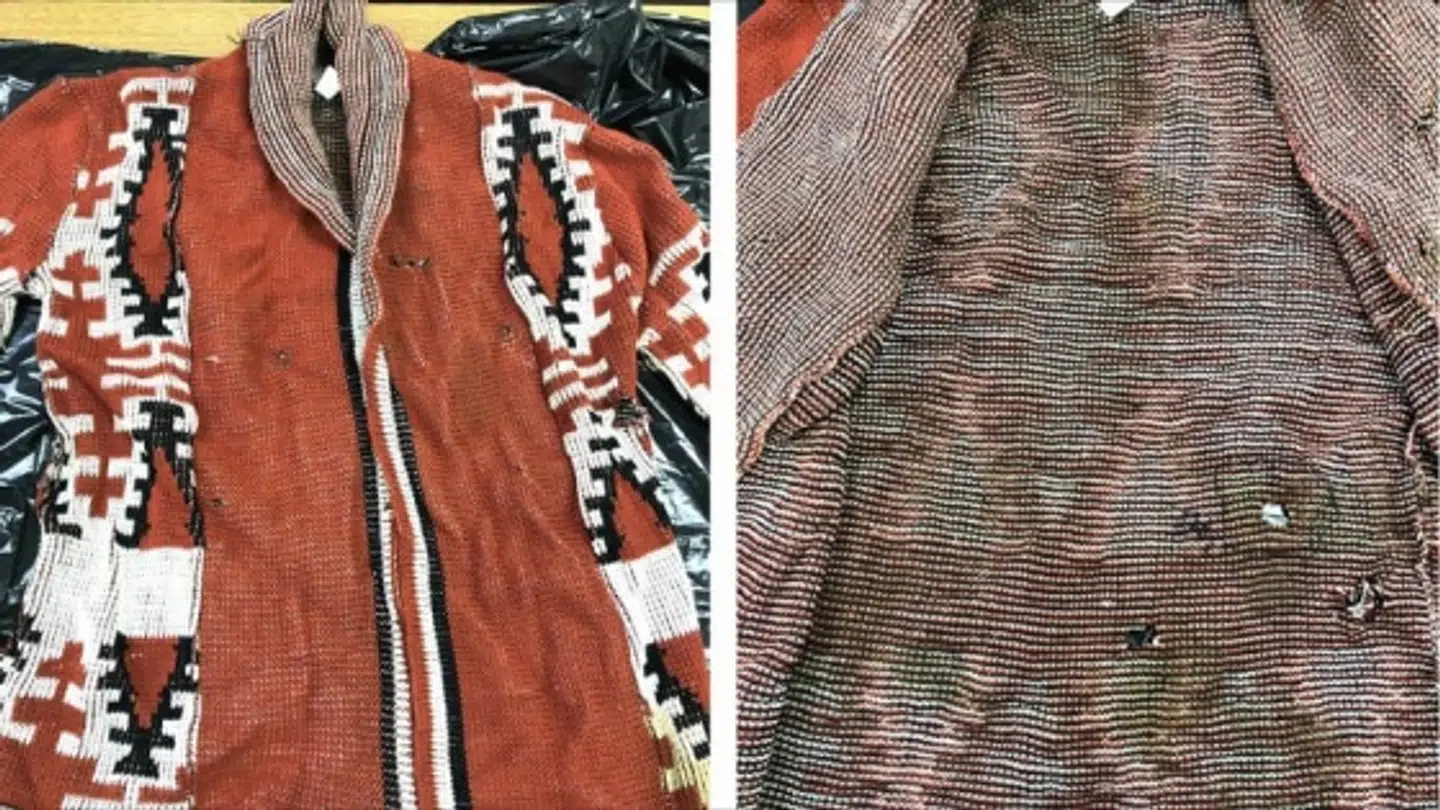 Her er trøjen, der var bundet rundt om kvindens hoved i 1976