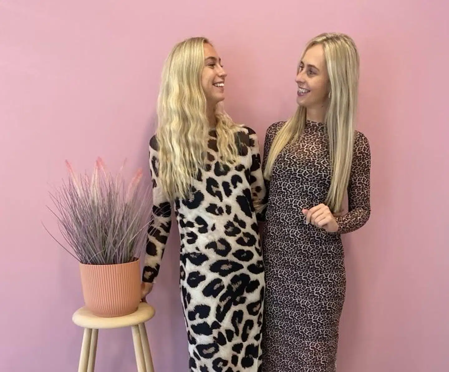 Her ses de to modeller, der var klar til at vise tøjet frem