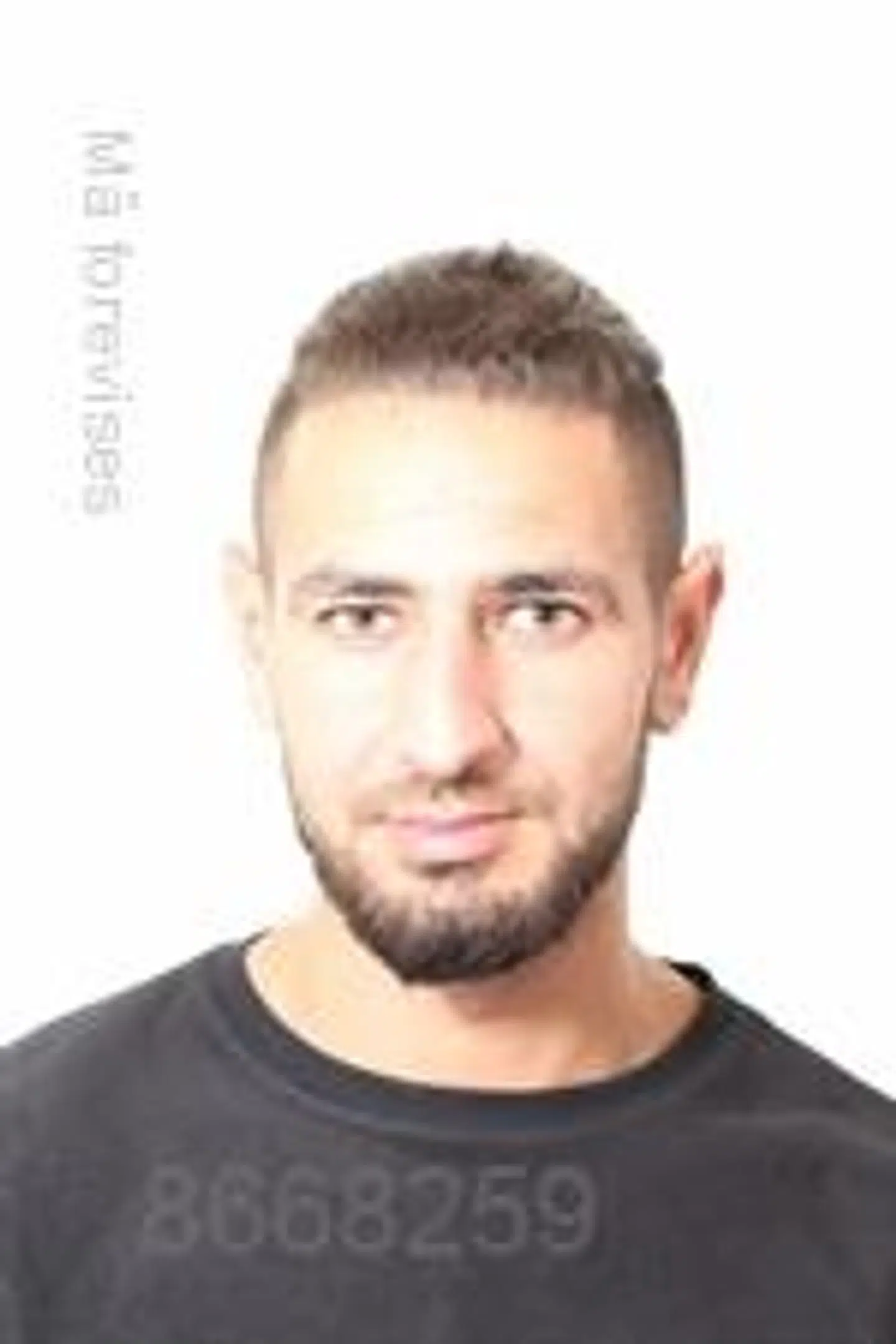 25-årige Abdallah Ahmad Taha, der fortsat er efterlyst. Han er 190 cm høj og almindelig af bygning. Foto: Østjyllands Politi.