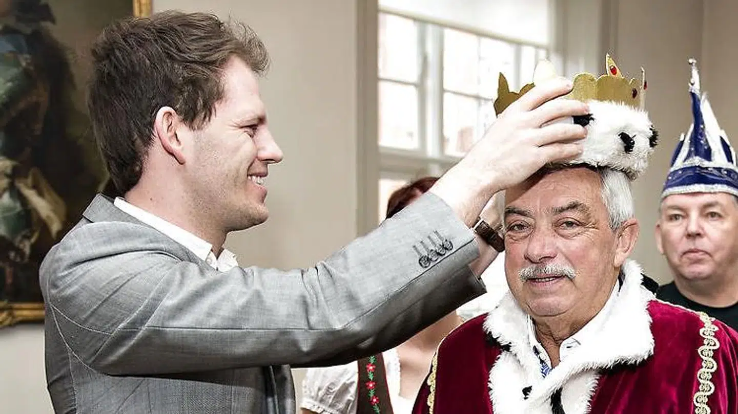Mads Duedahl (tv.) har været rådmand for kulturområdet i Aalborg i otte år – og derfor blandt andet kronet karnevalskongen ved det årlige karneval. Hér er det Johnny Reimar, der får den ærefulde titel.