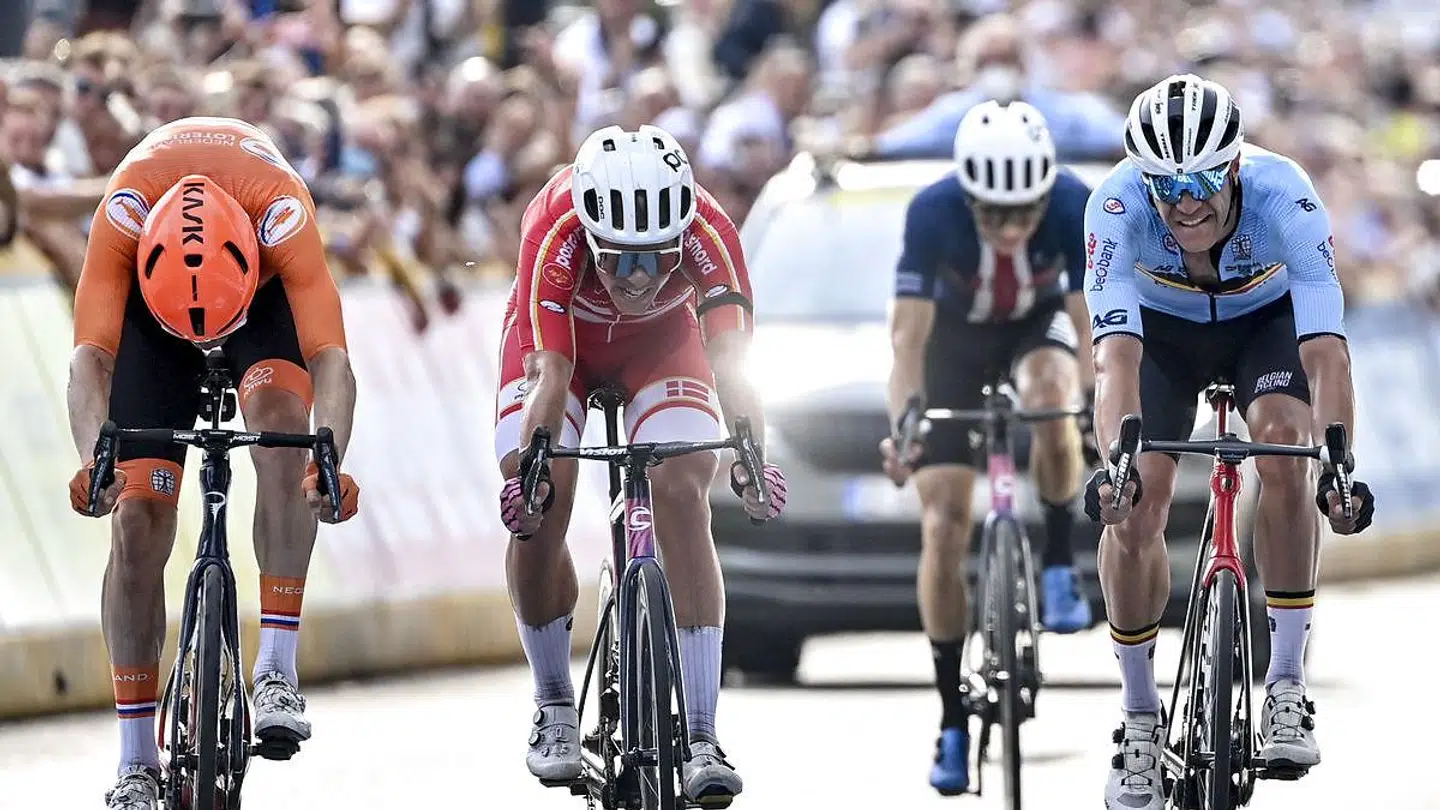 Michael Valgren (i rødt) var centimeter fra sølvmedaljen til VM, som blev vundet af Julian Alaphilippe.