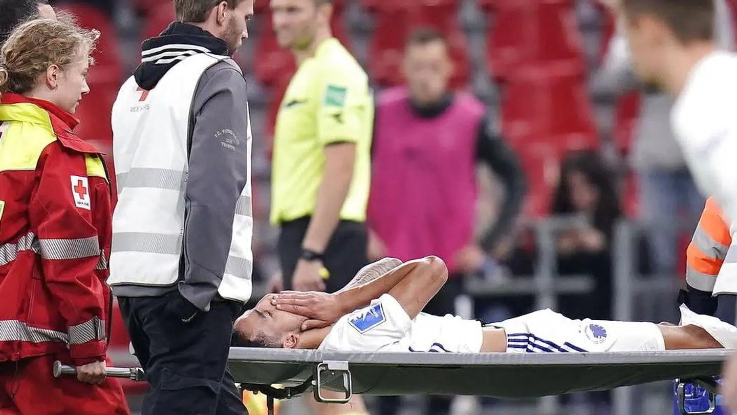 Carlos Zeca blev båret fra banen efter sit solouheld i Parken.