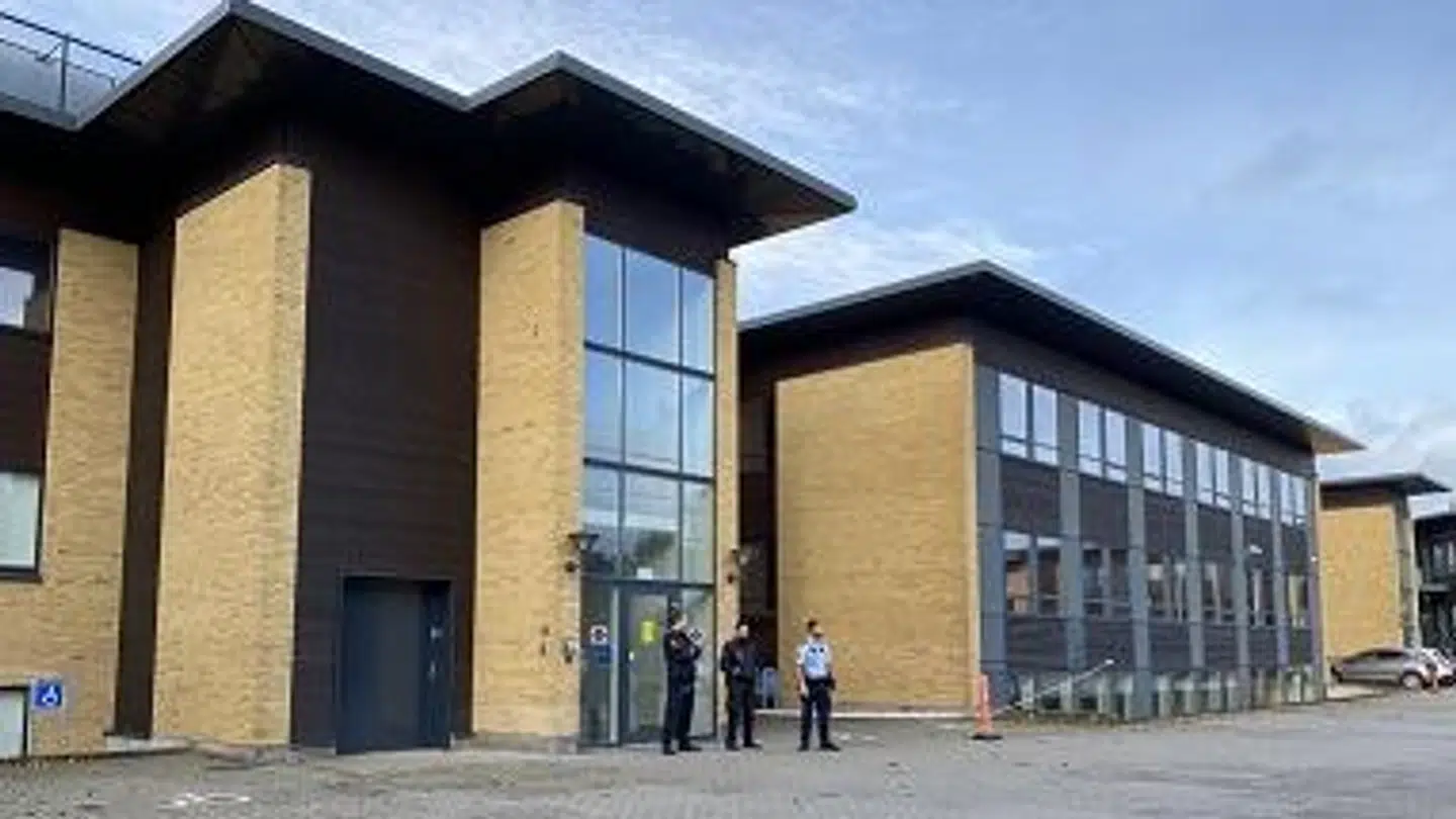 Grunden til politiets massive tilstedeværelse er retssagen mod fire mænd, der er tiltalt for drab, drabsforsøg, trusler og to voldelige overfald.