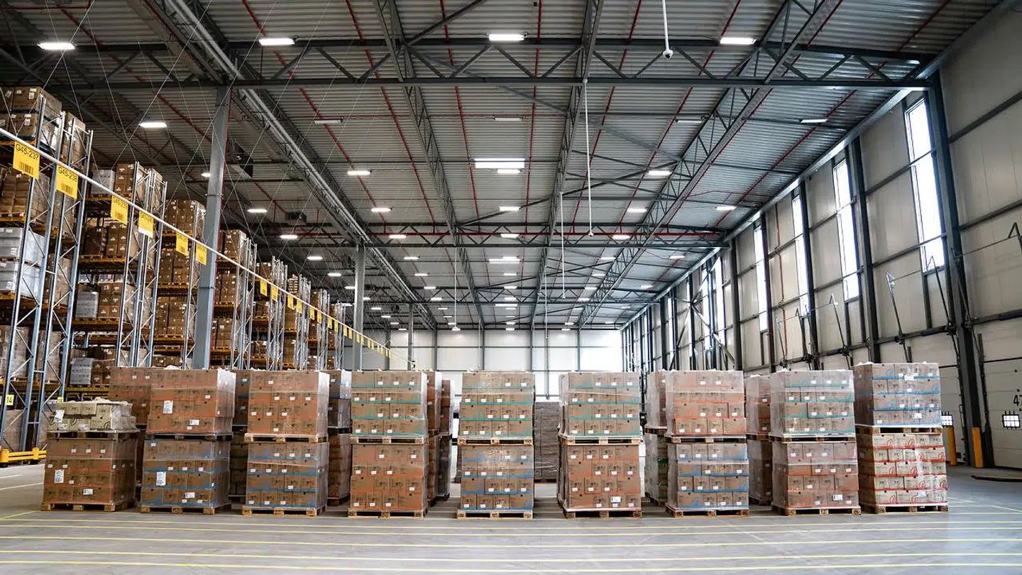 På Det Gamle Apoteks lager i Tønder er hylderne næsten tomme for varer grundet store forsinkelser fra leverandører verden over (Arkivfoto).