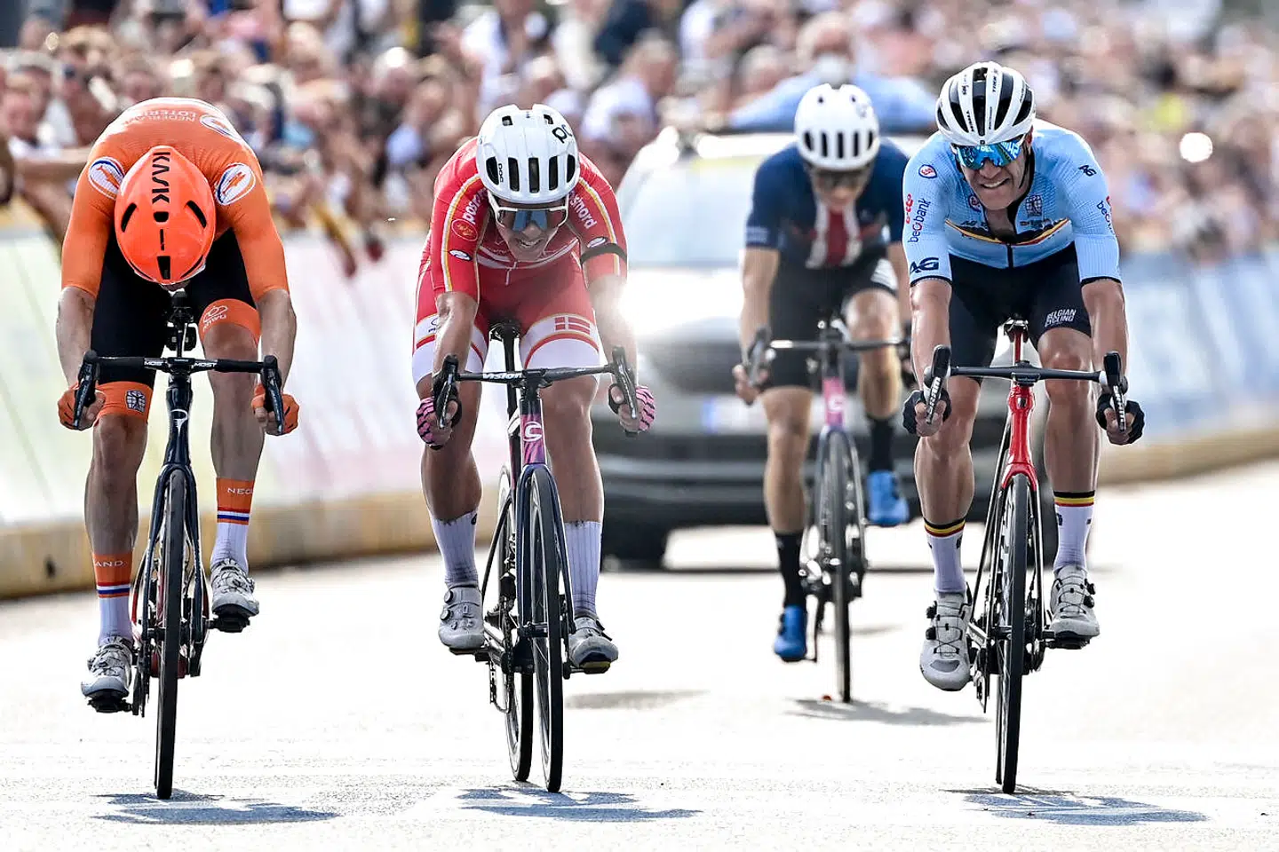 Michael Valgren (i rødt) endte som nummer tre ved VM i Belgien. Dylan van Baarle (yderst til venstre) vandt sølv, mens Jasper Stuyven (yderst til højre) blev snydt for medaljer.