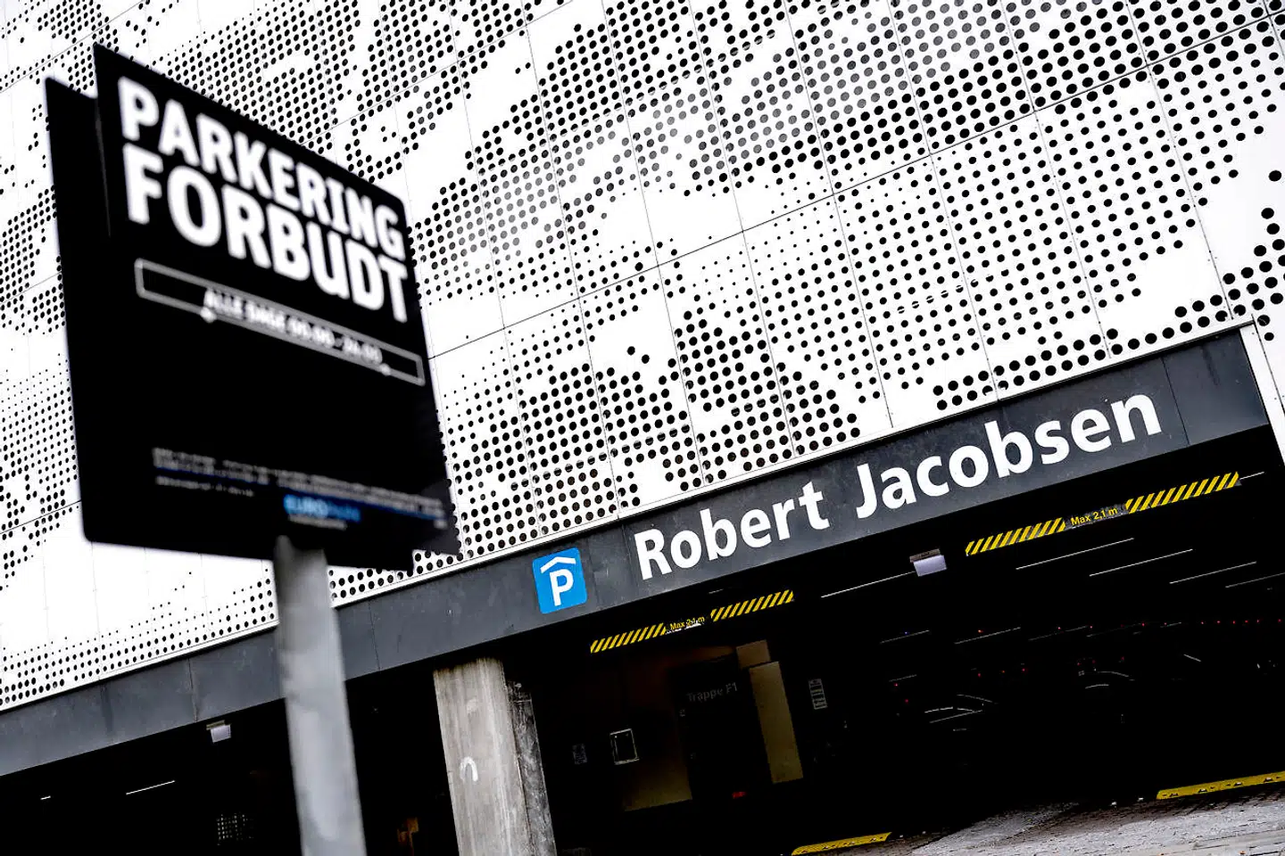 Kirsten Lindberg Andersen, forperson for Ørestad Parkeringsforening, kæmper for billigere parkering til beboerne i Ørestaden, der i øjeblikket betaler en højere pris for en parkeringslicens, end i resten af byen.