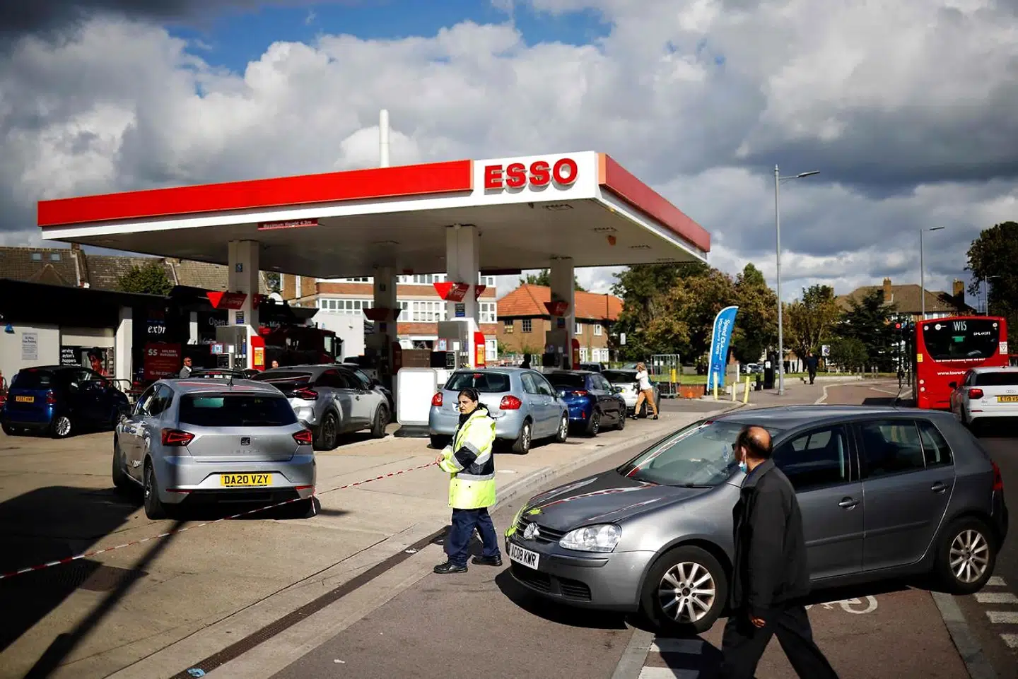 Bilister holder i kø ved en tankstation i Leyton i det østlige London 29. september 2021, mens en medarbejder afspærrer indkørslen med tape, fordi pumperne er ved at være tomme. (Foto: Tolga Akmen/AFP)
