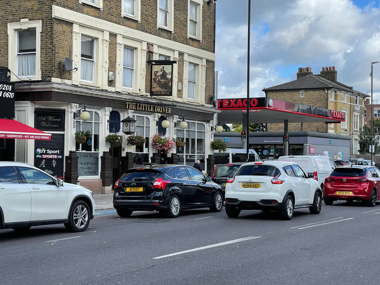 Biler holdt onsdag i kø ved de få åbne tankstationer i det østlige London. Fem ud af syv tanke, B.T. besøgte, var lukkede.