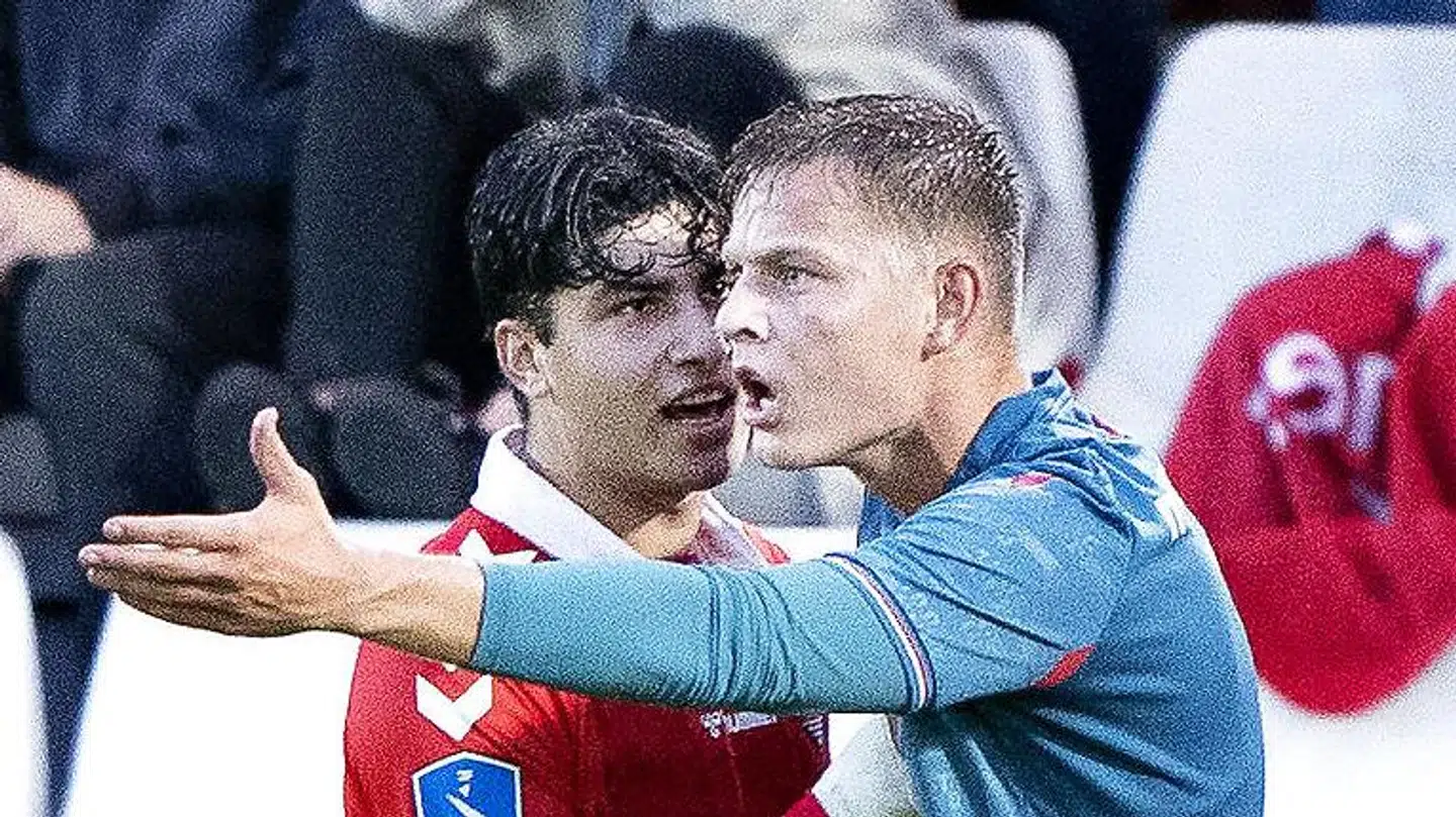 Mathias Ross i ophedet diskussion med U21-landsholdskollegaen Wahid Faghir. På U21-landsholdsturene er der nul nordjysk dialekt for AaB-forsvareren, der er én af kun to ungdomslandsholdsspillere fra AaB på tværs af holdene.