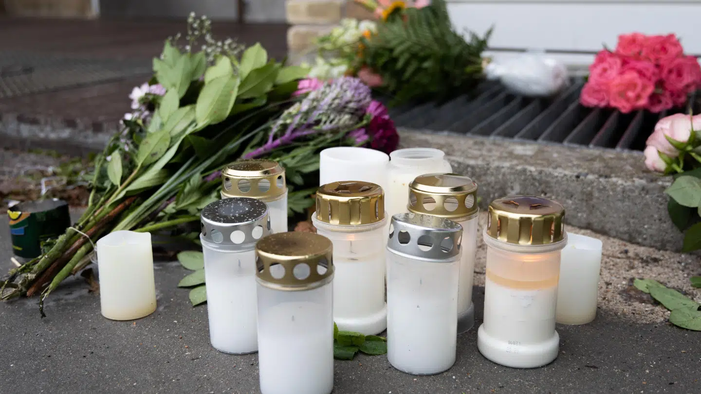 Der er søndag formiddag tændt lys ved ulykkesstedet.