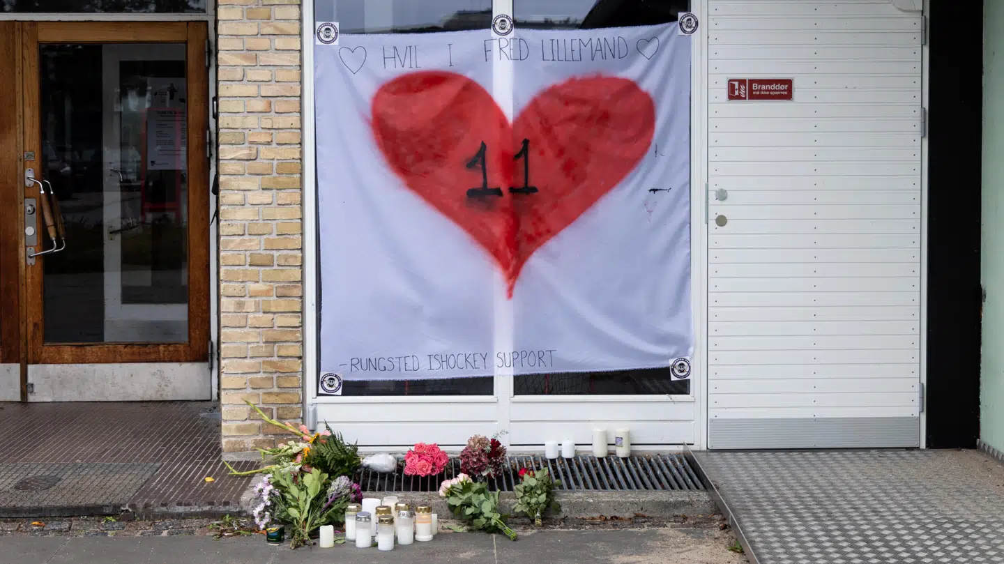 Banner, blomster og lys er sat ved Hørsholmhallen til minde om den seksårige.