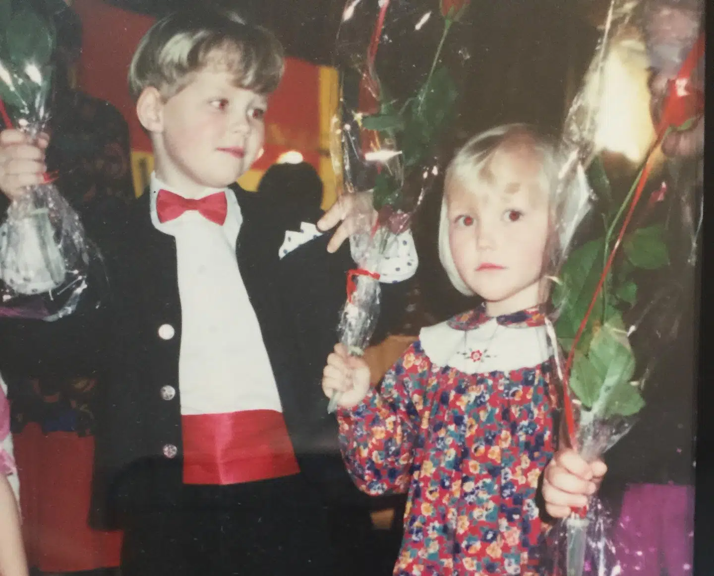 En meget lille Mille Funk og hendes storebror Lasse til afdansningsbal hos Andersen og Jensens danseinstitut.