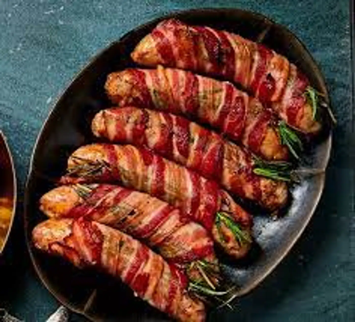 De britiske slagterier siger, at traditionel julemad som Pigs in Blankets (pølser omviklet medbacon) kan blive sløjfet, fordi der ikke er arbejdskraft nok til produktionen