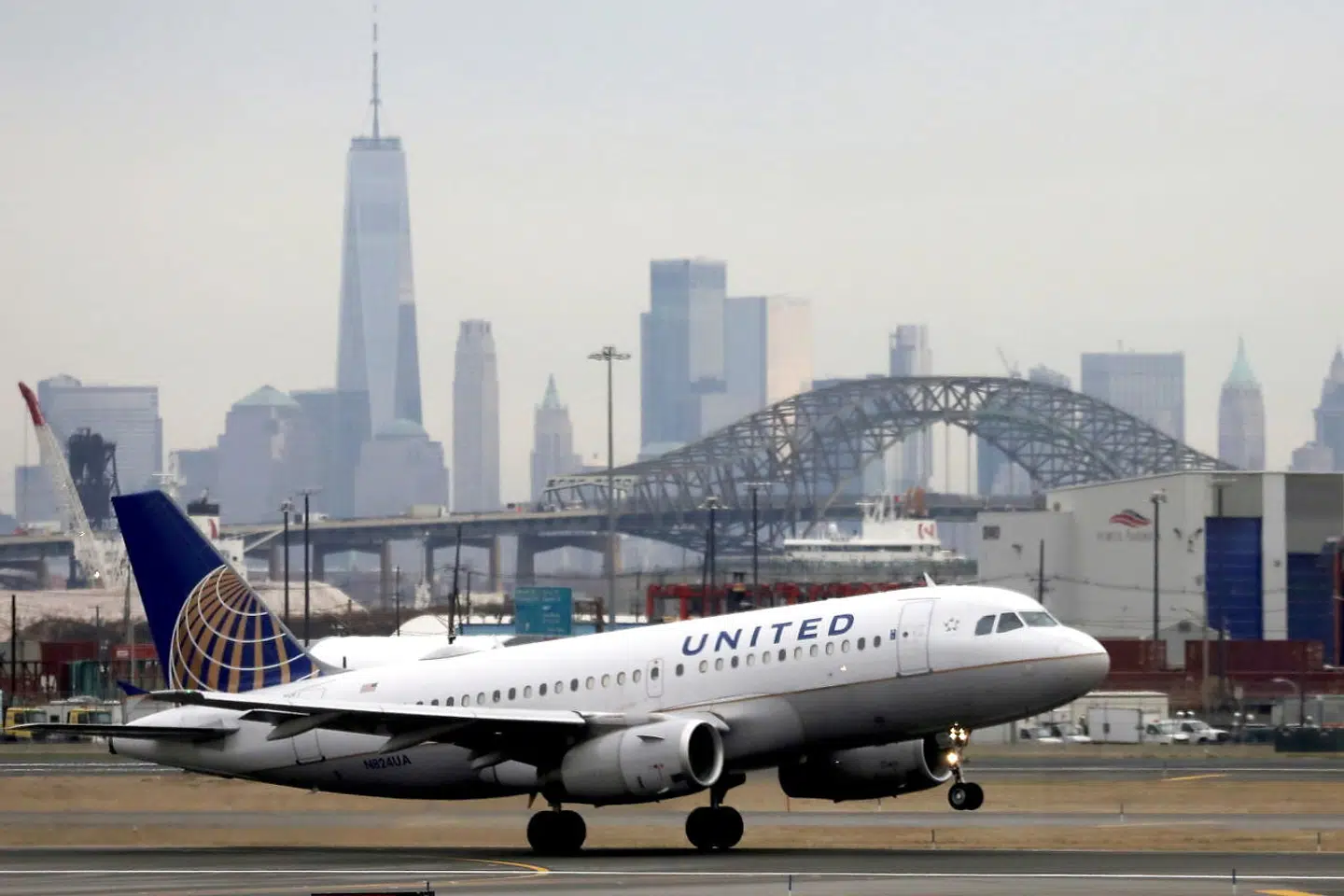 Et fly fra United Airlines letter fra Newark lufthavnen i New Jersey.