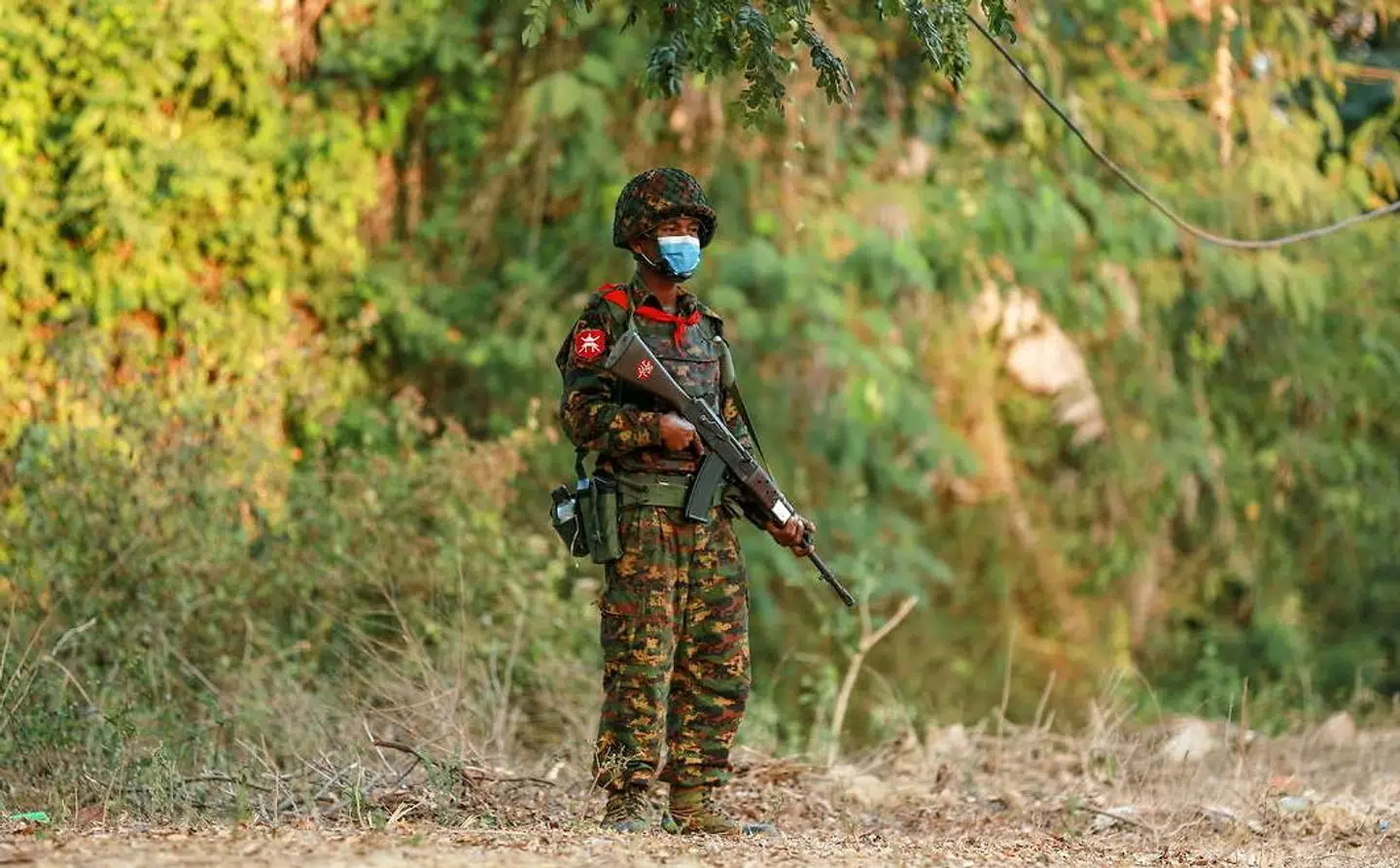 En soldat fra Myanmar står vagt ved kongressen i Naypyilaw.