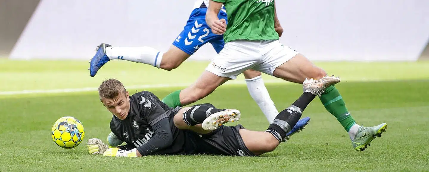 OB's målmand Hans Christian Bernat i aktion mod Viborg.