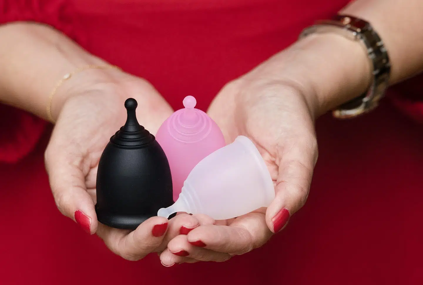 Bibbi Dimitrova med sit produkt, en menstruationskop.