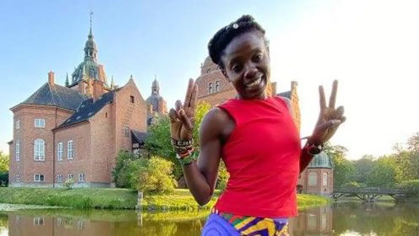 En altid glad løber, Sylvia Kiberenge, foran Vallø Slot, som kun ligger få kilometer fra familiens hus.