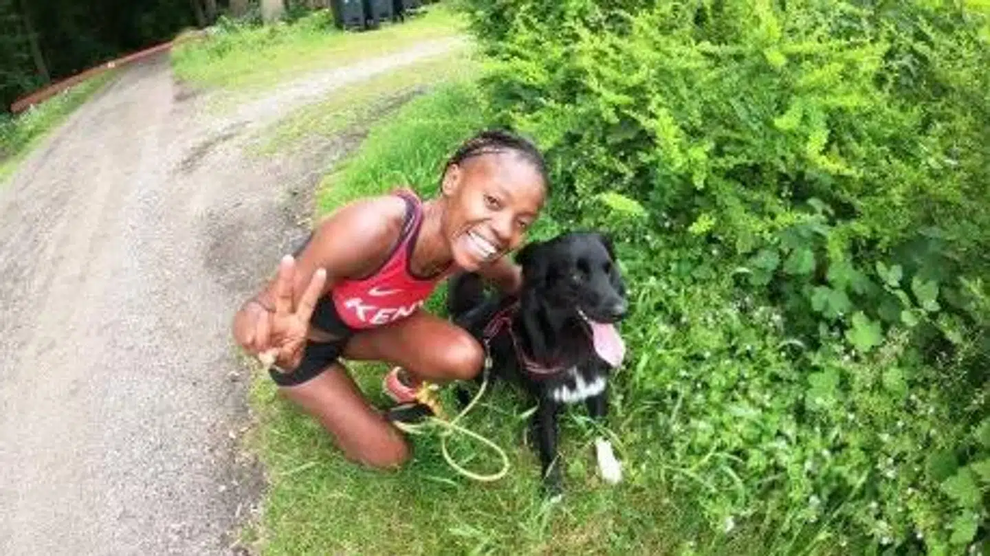 Sylvia Kiberenge elsker hyrdehunden Kojo, som er med på den daglige aftentur i de naturskønne landlige omgivelser.