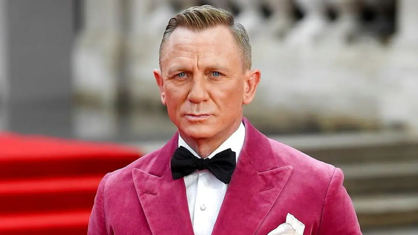Daniel Craig i det lyserøde velour-jakkesæt til verdenspremieren på 'No Time To Die.'