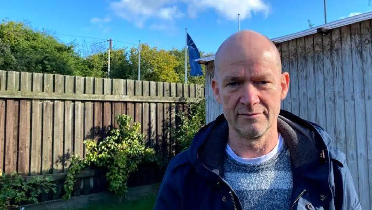 Jon Møller får udsigt til kæmpe byggeri fra sin have i Hvidovre. »Jeg havde ikke købt grunden, hvis jeg vidste det,« siger han.